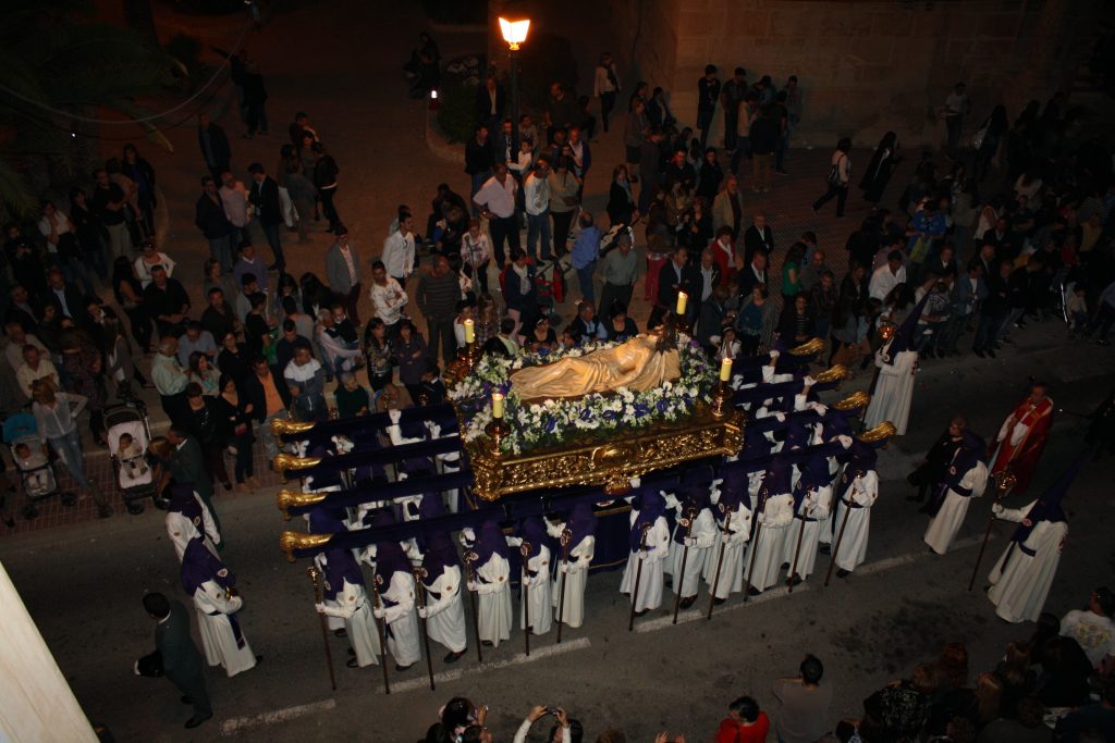 Imagen de Cristo Yaciente en su losa sepulcral